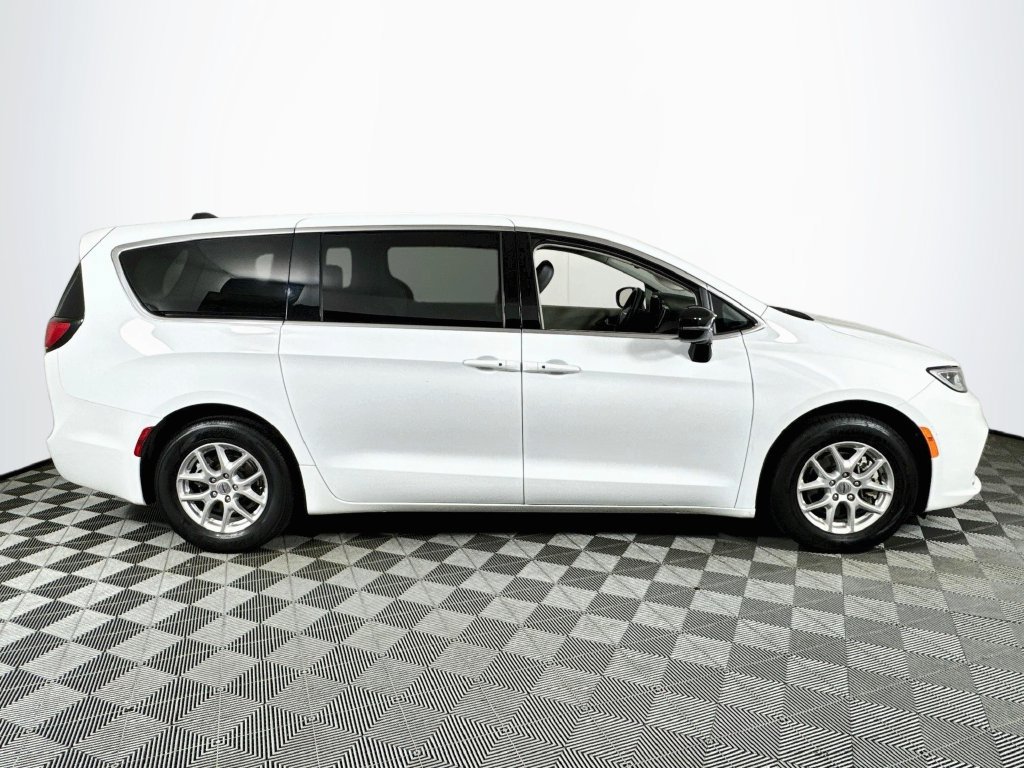 Used 2024 Chrysler Pacifica Touring-L FWD image 8