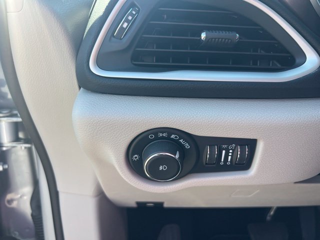 Used 2024 Chrysler Pacifica Touring-L FWD image 15