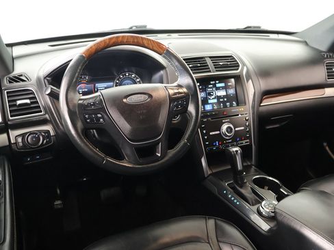 Used 2018 Ford Explorer Platinum AWD/4WD image 2