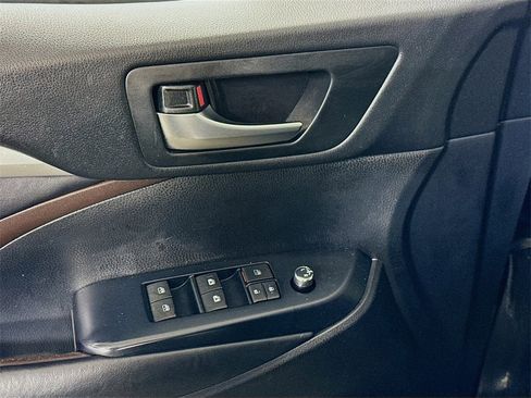 Used 2019 Toyota Highlander XLE image 12