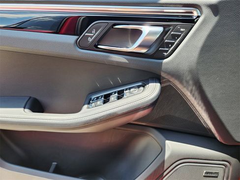 Used 2025 Porsche Macan image 24