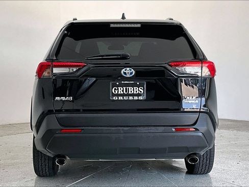 Used 2020 Toyota RAV4 XLE w/ Convenience Package AWD/4WD image 4