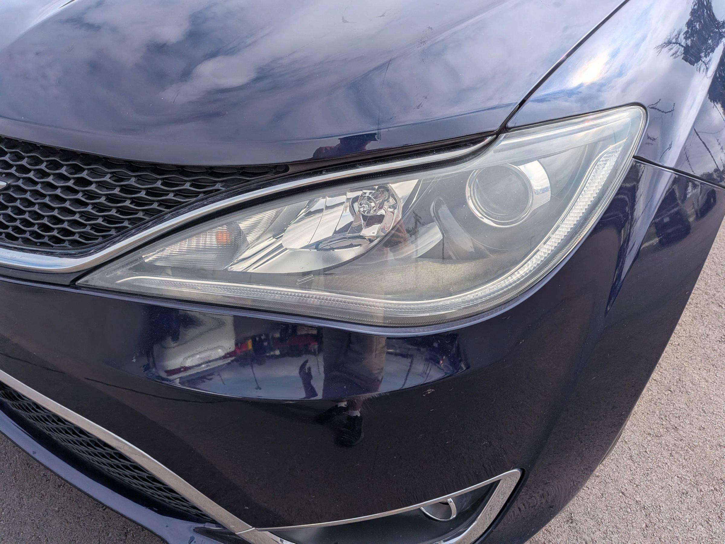 Used 2017 Chrysler Pacifica Touring-L w/ Tire & Wheel Group FWD image 11