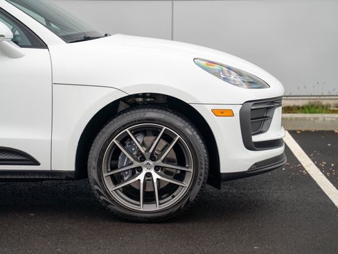 Certified 2025 Porsche Macan AWD/4WD image 9