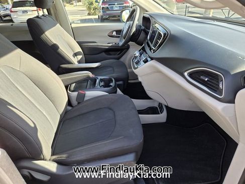 Used 2019 Chrysler Pacifica Touring Plus w/ Tire & Wheel Group FWD image 20