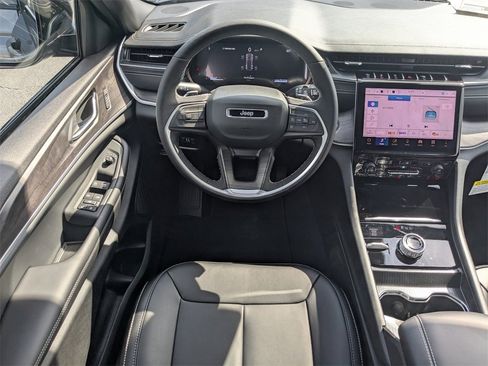 New 2025 Jeep Grand Cherokee Limited w/ Black Appearance Package image 18