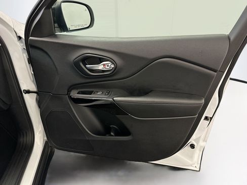 Used 2023 Jeep Cherokee Altitude Lux image 34