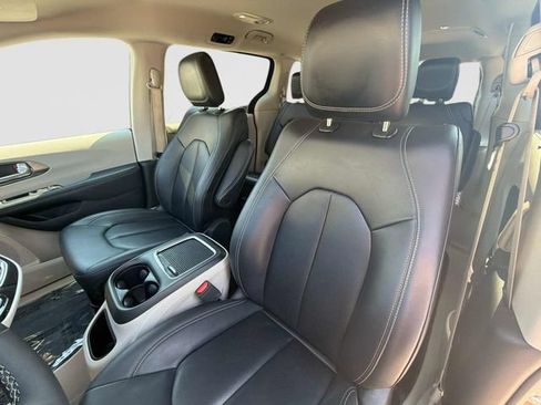 Used 2024 Chrysler Pacifica Touring-L FWD image 26