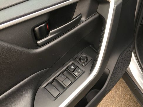 Used 2021 Toyota RAV4 LE AWD/4WD image 20