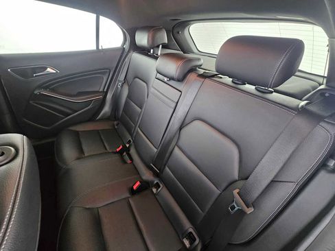 Used 2020 Mercedes-Benz GLA 250 4MATIC w/ Premium Package image 18