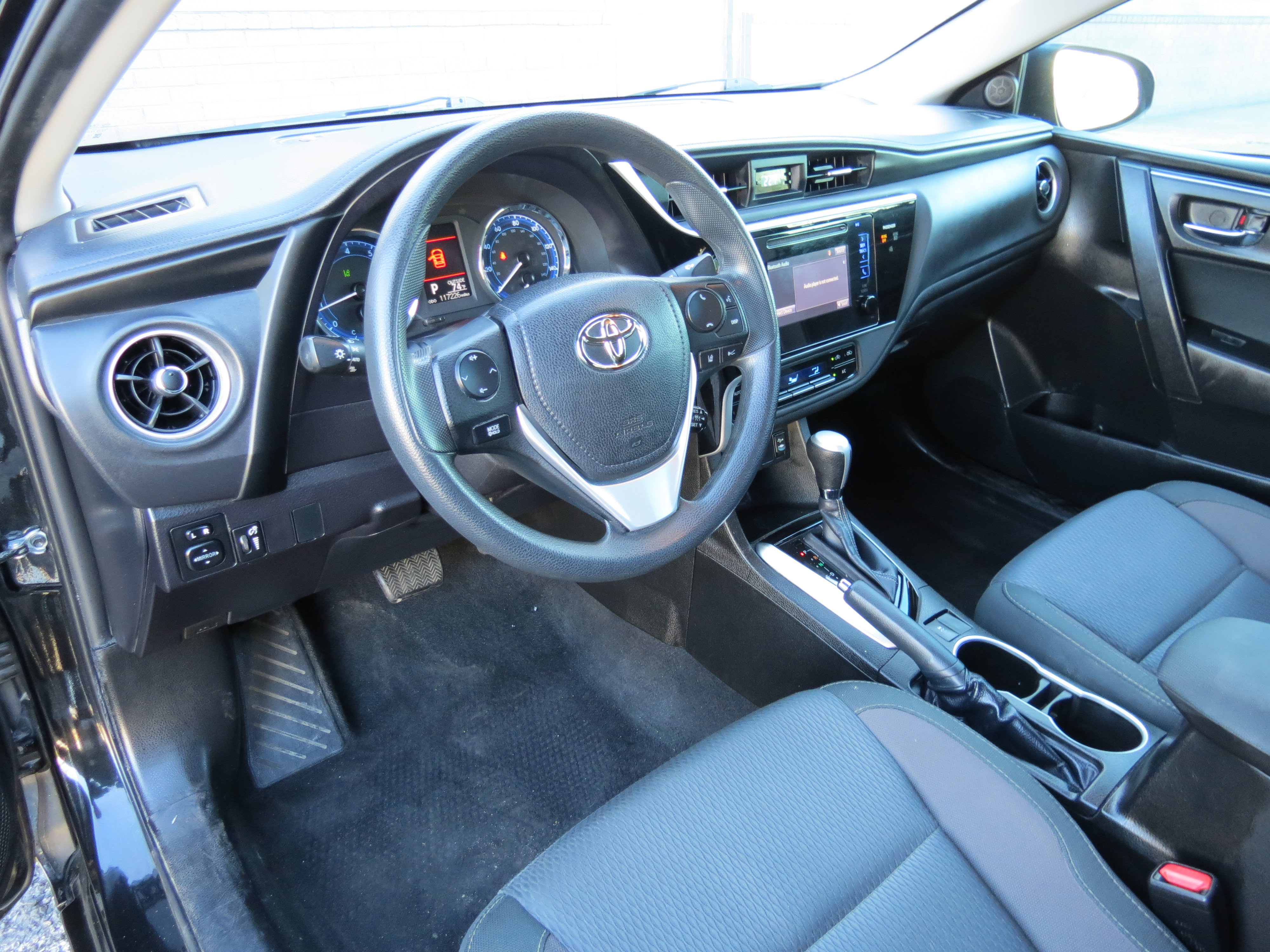 Used 2017 Toyota Corolla LE FWD image 28