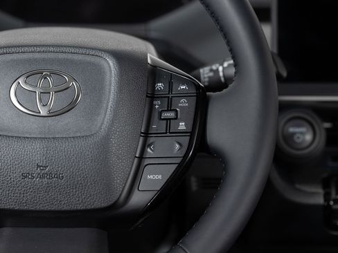 Used 2025 Toyota Prius XLE image 32