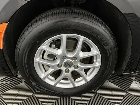 Certified 2024 Chrysler Pacifica Touring-L image 11