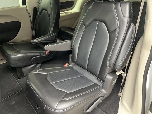 Used 2024 Chrysler Pacifica Touring-L FWD image 19