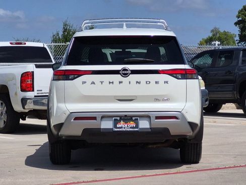 Used 2023 Nissan Pathfinder SL AWD/4WD image 5