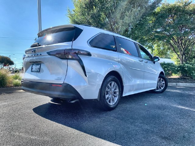 Certified 2024 Toyota Sienna XLE FWD image 8