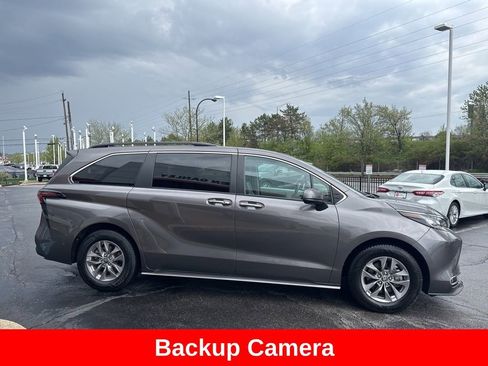 Used 2023 Toyota Sienna XLE image 9