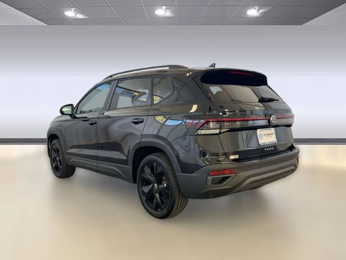New 2026 Volkswagen Taos SE image 3