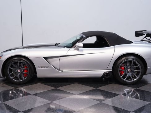 Used 2005 Dodge Viper SRT-10 image 2