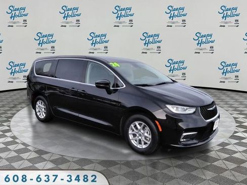 Used 2024 Chrysler Pacifica Touring-L image 3