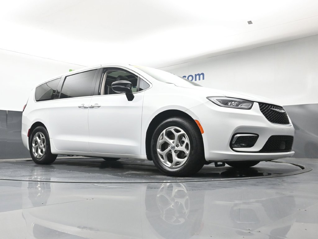 Used 2024 Chrysler Pacifica Limited FWD image 29