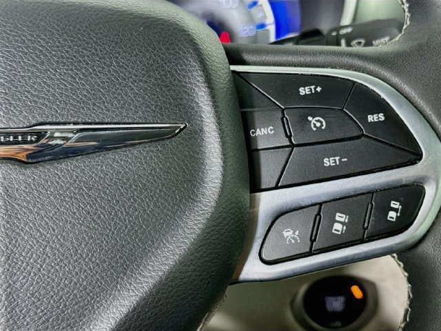 Used 2023 Chrysler Pacifica Touring-L FWD image 12