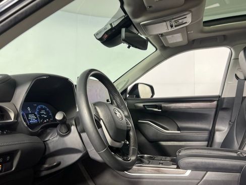 Used 2024 Toyota Highlander Platinum image 19