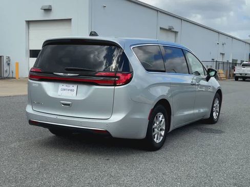 Used 2024 Chrysler Pacifica Touring-L image 8