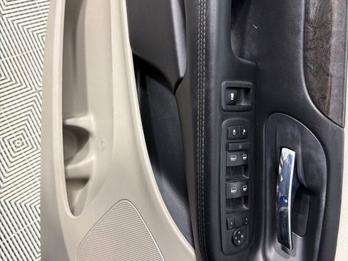 Used 2019 Dodge Grand Caravan SE w/ UConnect Hands-Free Group image 11