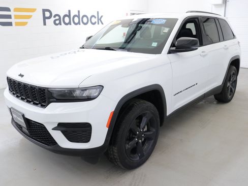 Used 2023 Jeep Grand Cherokee Altitude image 3