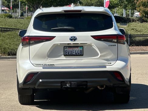 Used 2021 Toyota Highlander LE AWD/4WD image 5