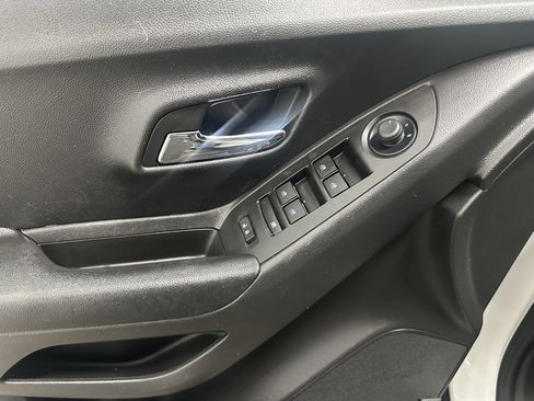 Certified 2022 Chevrolet Trax LS w/ Tint and Cruise Package image 8