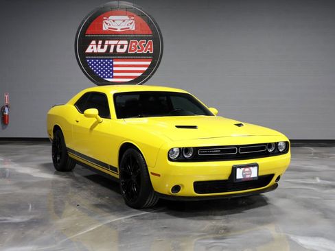 Used 2017 Dodge Challenger SXT RWD image 1