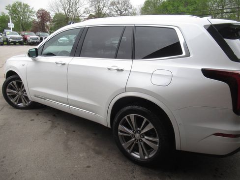 Used 2024 Cadillac XT6 Premium Luxury w/ Technology Package AWD/4WD image 17
