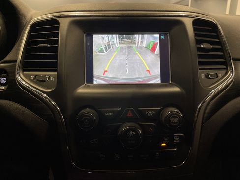 Used 2020 Jeep Grand Cherokee Laredo image 24