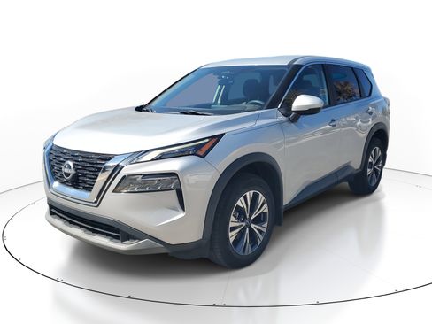 Used 2023 Nissan Rogue SV image 3