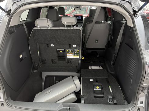 Used 2025 Toyota Sienna LE image 27
