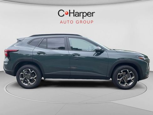 Used 2025 Chevrolet Trax LT w/ LT Convenience Package FWD image 2