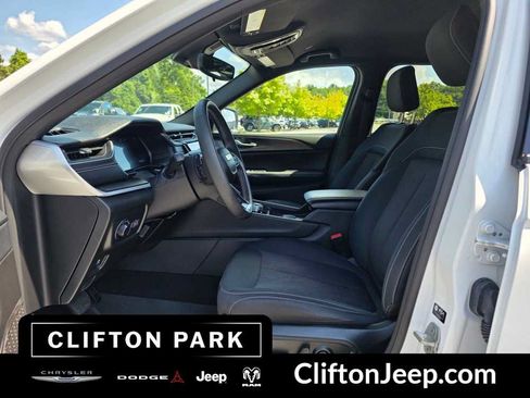 Used 2024 Jeep Grand Cherokee Laredo AWD/4WD image 10