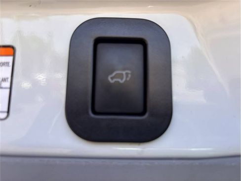 Used 2017 Toyota Sienna SE w/ SE Preferred Package FWD image 17