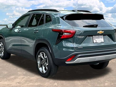 Used 2025 Chevrolet Trax LT FWD image 5