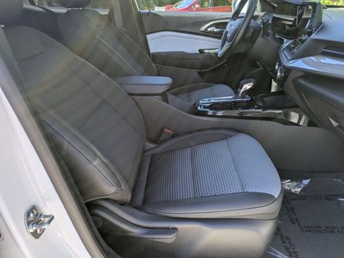 Used 2025 Chevrolet Trax LT w/ LT Convenience Package image 31