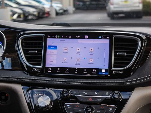 Used 2023 Chrysler Pacifica Limited image 17