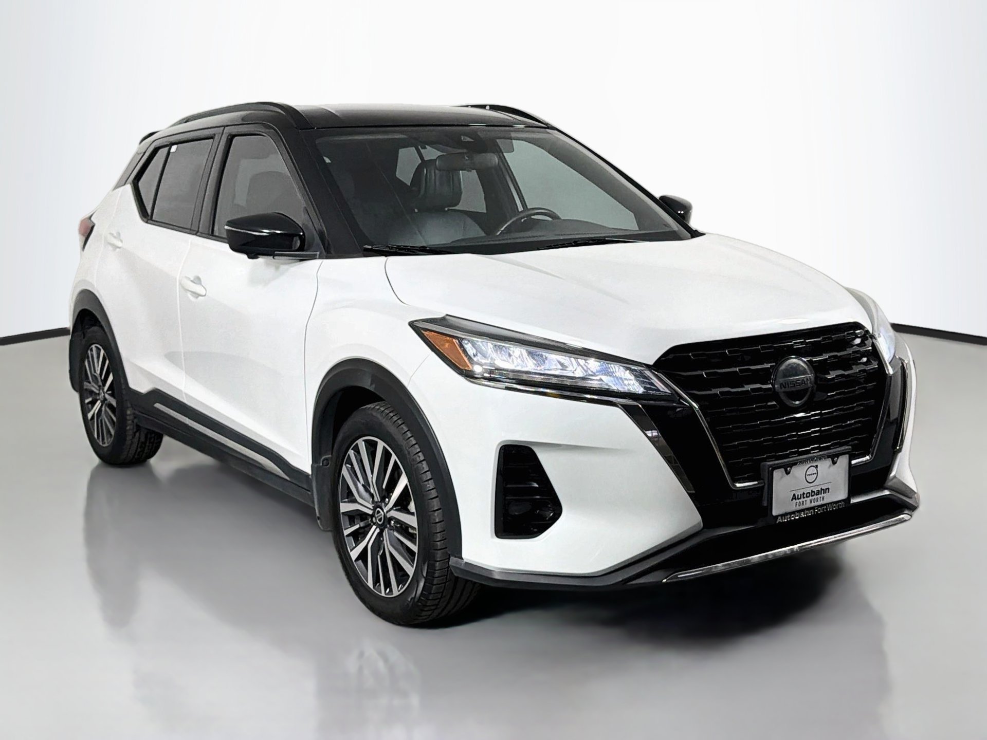 Used 2021 Nissan Kicks SR w/ SR Premium Package FWD image 3