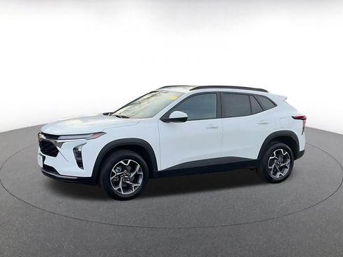 Used 2025 Chevrolet Trax LT w/ LT Convenience Package image 8