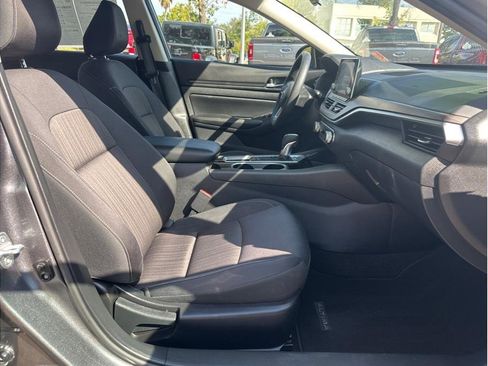 Used 2024 Nissan Altima 2.5 SV image 11