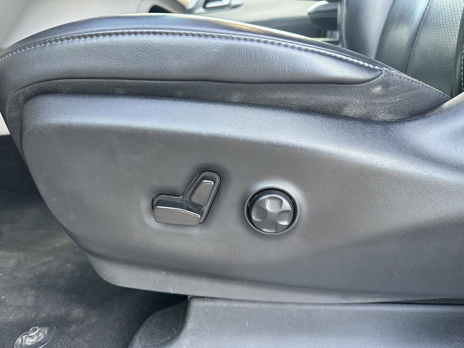 Used 2023 Chrysler Pacifica Touring-L FWD image 17