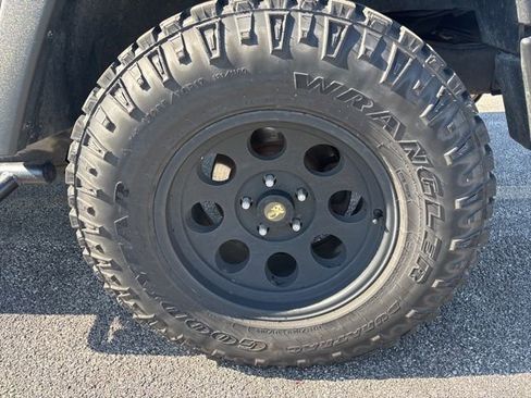 Used 2015 Jeep Wrangler Unlimited Rubicon w/ Connectivity Group AWD/4WD image 6
