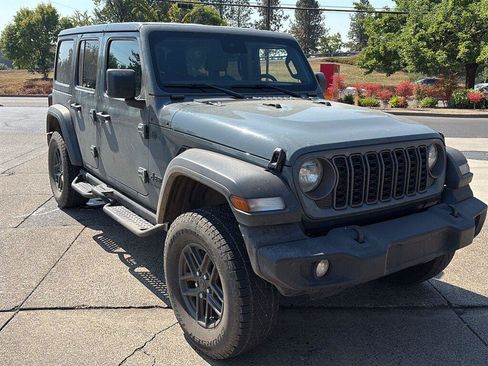 Used 2025 Jeep Wrangler Unlimited Sport AWD/4WD image 4