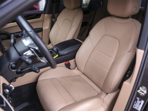 Certified 2023 Porsche Cayenne Coupe image 5